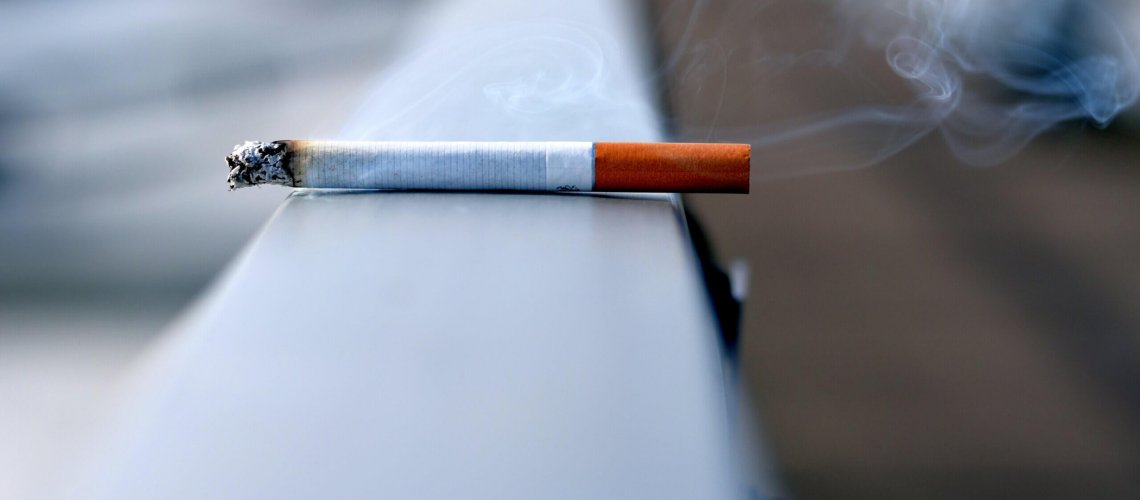 cigarro sobre o muro ilustrando tabagismo